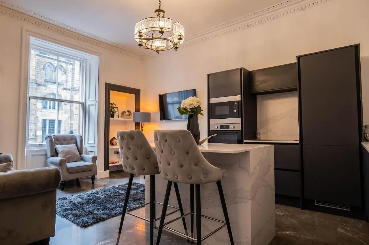 2Bedroom Apartment By The Castle Edinburgh