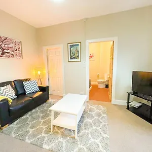  Apartment Quaint & Peaceful 1 Bed Mews Apt, West End