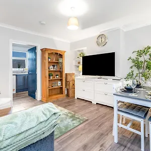  Apartment Modern & Spacious 2 Bedroom House - Free Parking - Front & Back Garden - Private Main Door Entrance