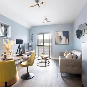 https://apt-luxurious-two-bedroom-in-the-docks.tophotelsbath.com